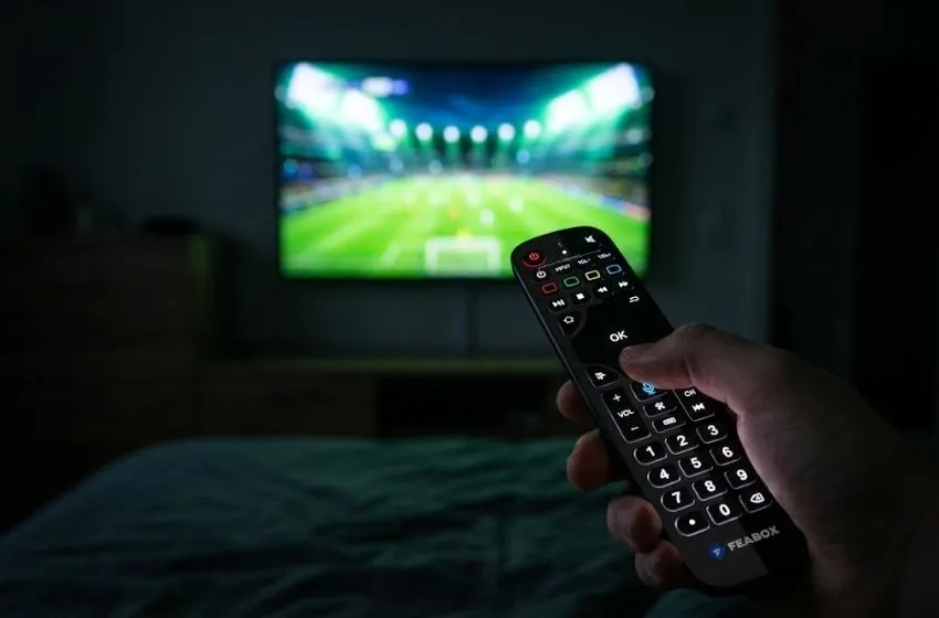 feabox f1 max backlit remote feature